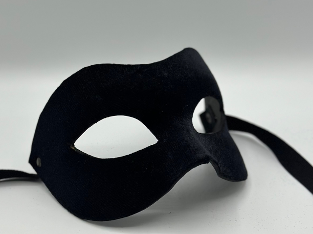 Masque recouvert de velours noir. Masque de mascarade noir pour homme.