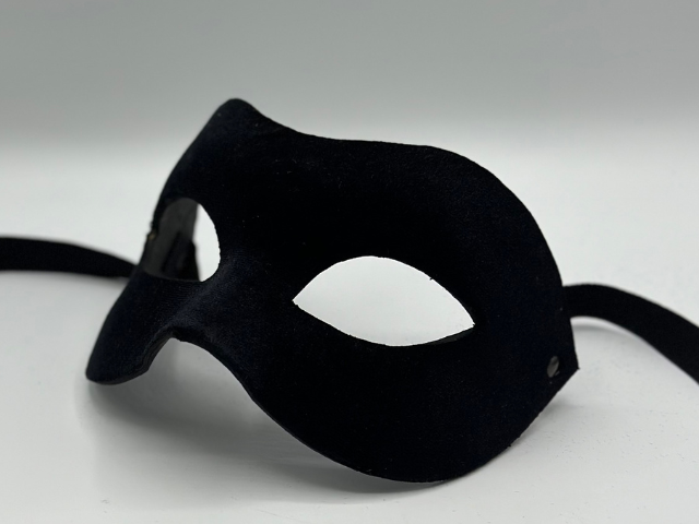 Masker bedekt met zwart fluweel. Zwart masker voor man.